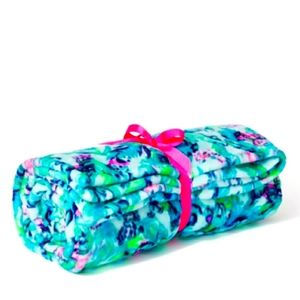 Lily Pulitzer.                    Paradise Blanket Seasalt